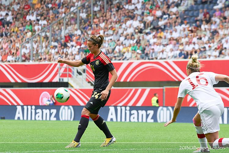 Lena stand unter anderem bei der EM 2013 für die Deutsche Frauen Nationalmannschaft auf dem Platz / Foto: Beppo Lotzen