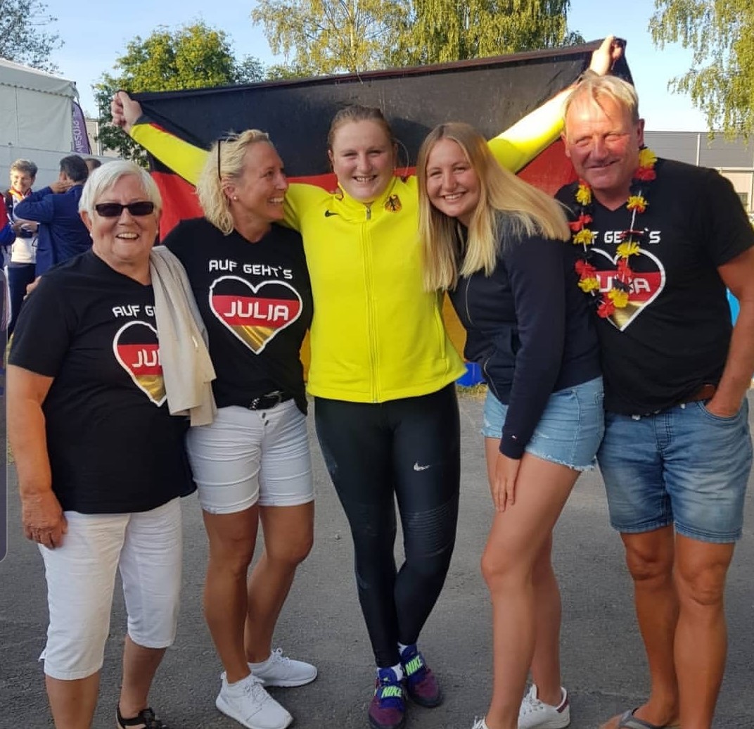 Julia Ritter mit ihrer Familie nach ihrem Bronze Erfolg bei der U23 Europameisterschaft 2019